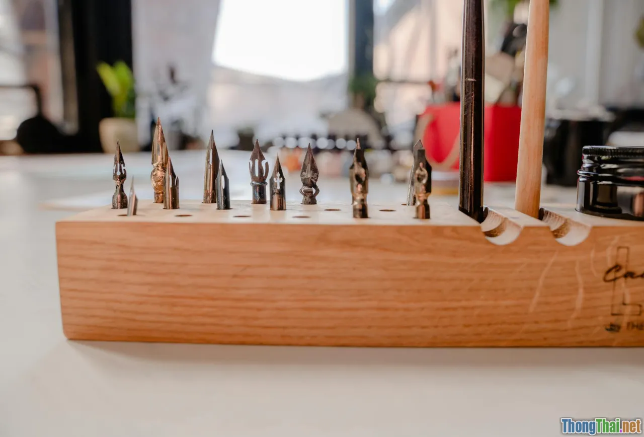 wooden pen holder, durability, close up