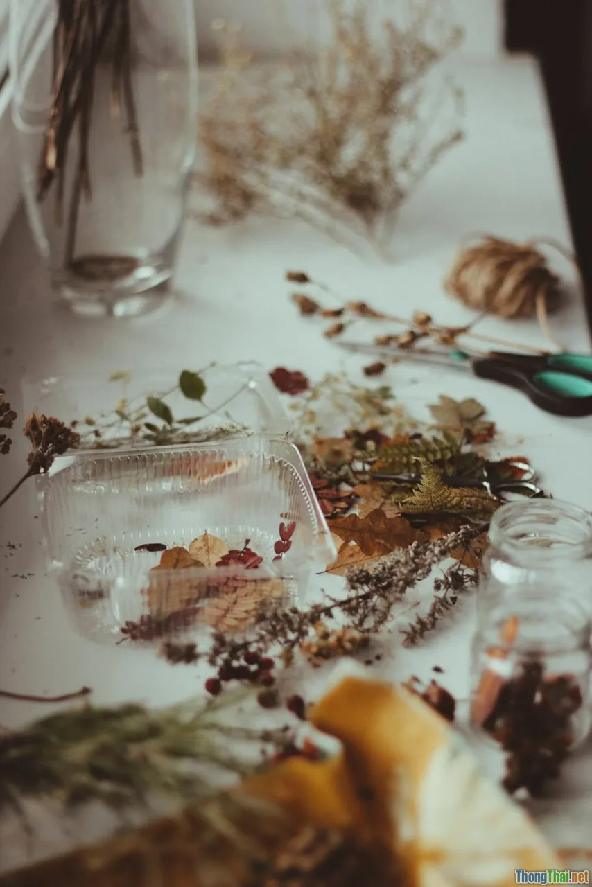 Bí quyết biến lọ thủy tinh bỏ đi thành bình hoa độc lạ tươi mới