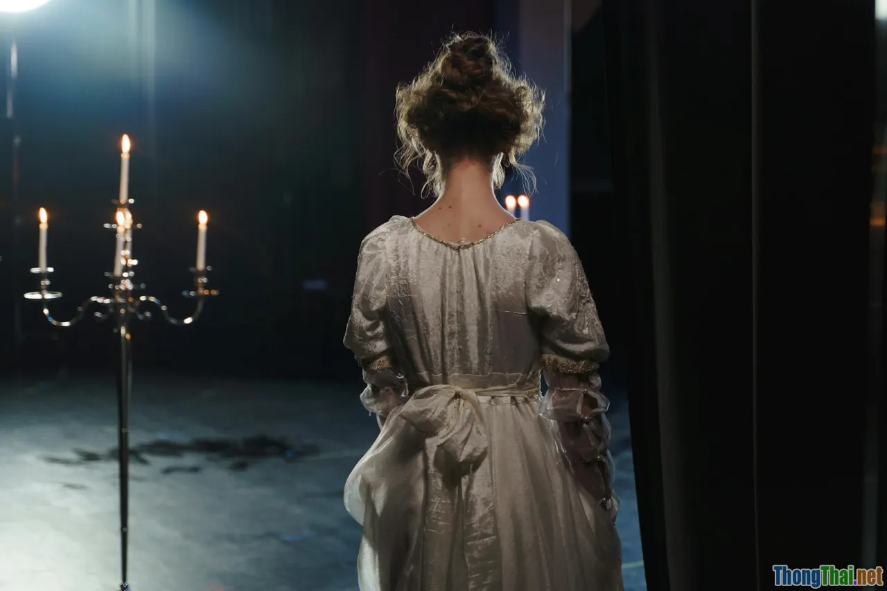 Bí quyết xem phim cổ trang Anh không lo nhàm chán