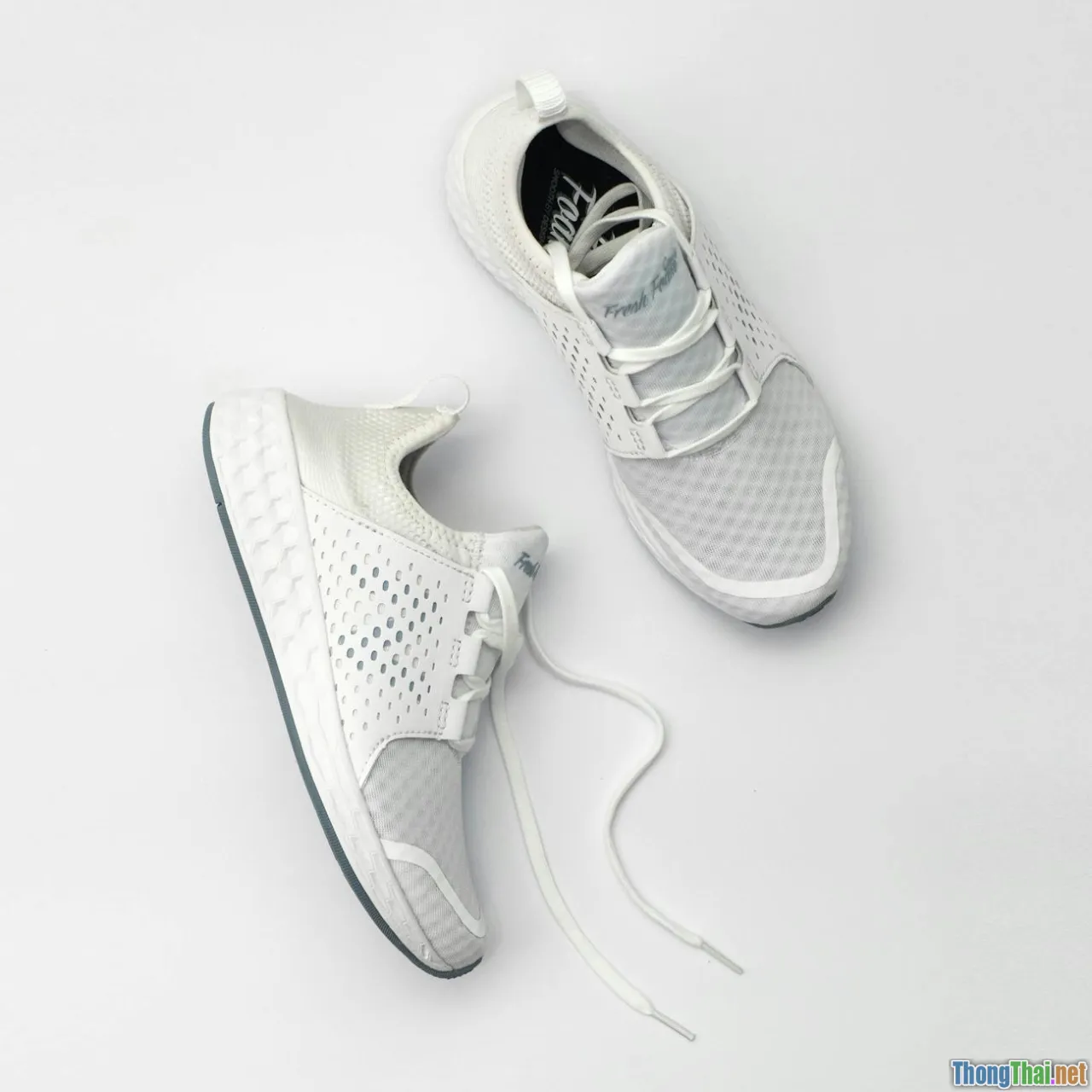 Cách chọn giày sneakers trắng không bao giờ lỗi mốt cho cả nam lẫn nữ