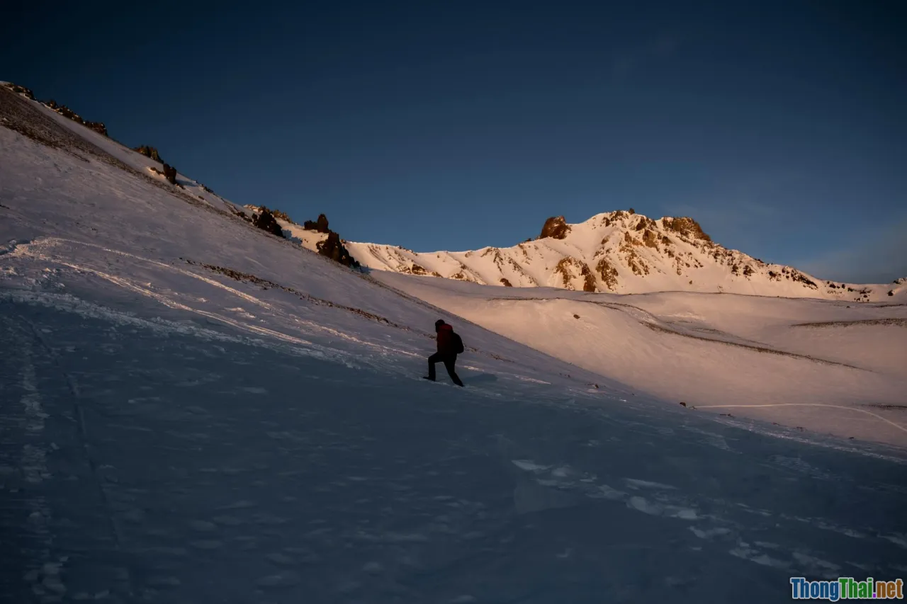 Chinh phục đỉnh núi Câu chuyện của những người yêu thiên nhiên