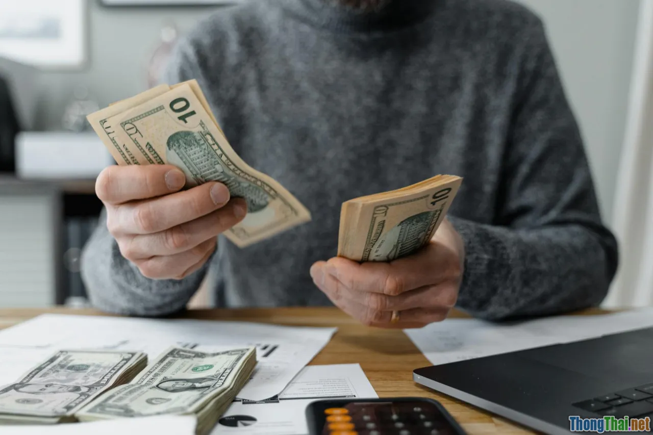 Có nên tự quyết toán thuế thu nhập cá nhân để tiết kiệm tiền không