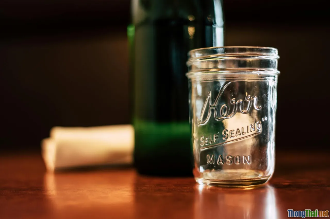 Đừng vội vứt chai lọ thủy tinh Học ngay 7 ý tưởng tái chế đèn trang trí phòng bếp