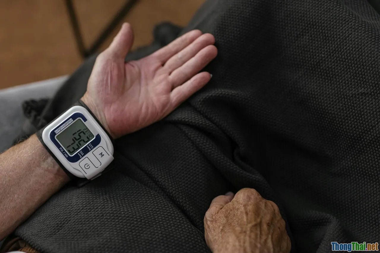 Kiểm soát huyết áp tuổi trung niên, liệu có dễ