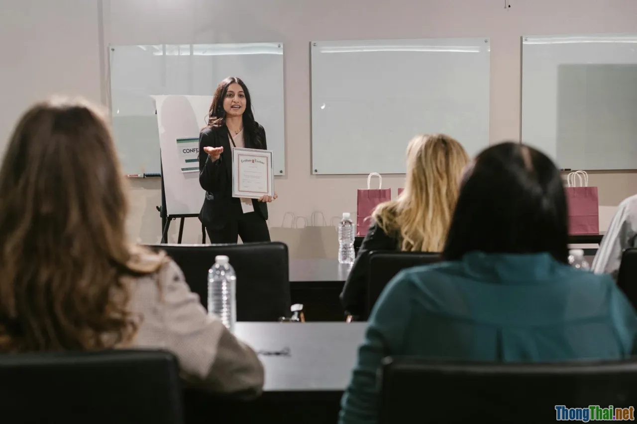 Làm sao để truyền đạt ý kiến hiệu quả bằng tiếng Anh khi họp nhóm