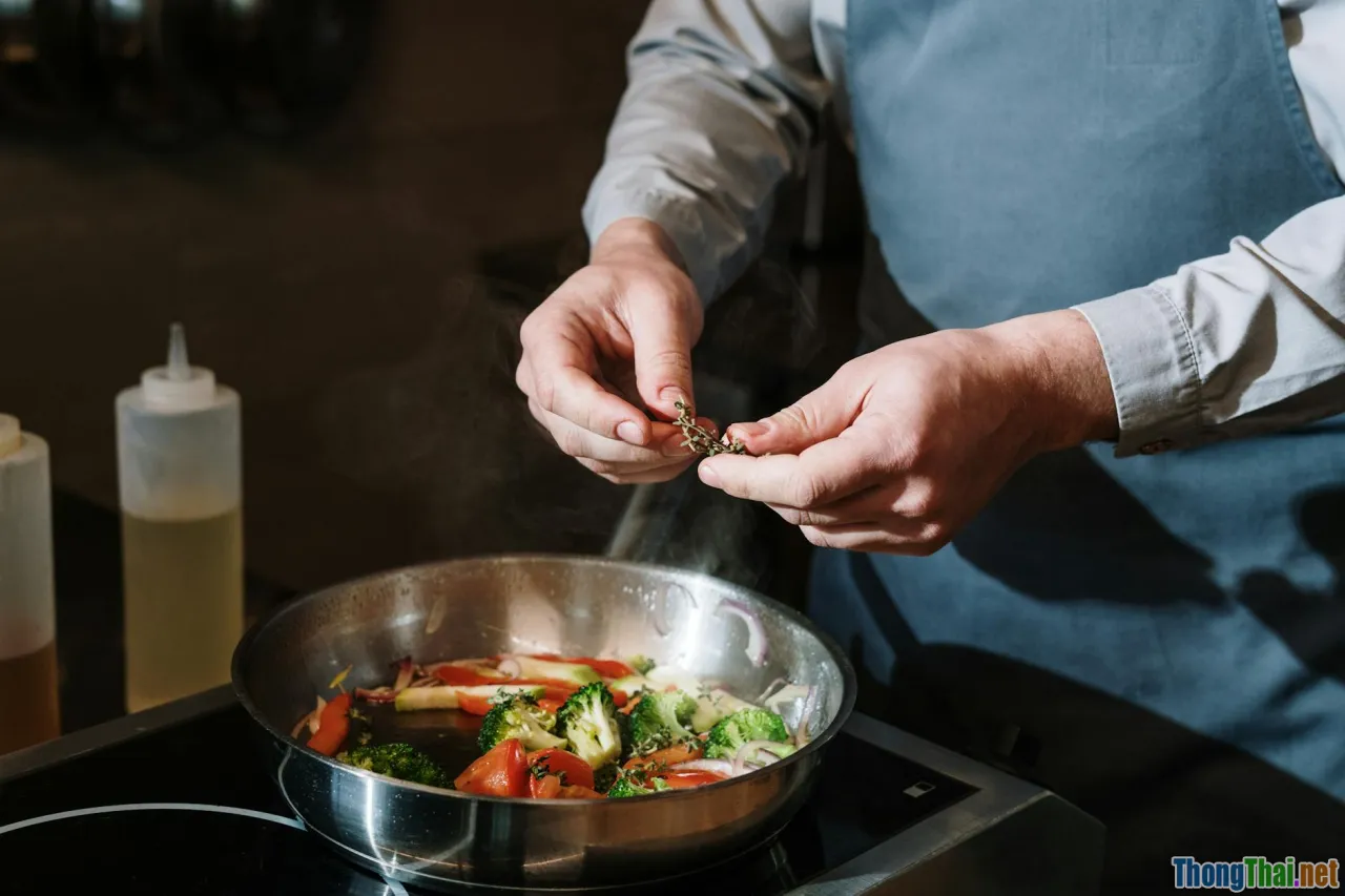 Mẹo xử lý dầu mỡ khi chiên rán giúp món ăn giòn ngon cho cả nhà