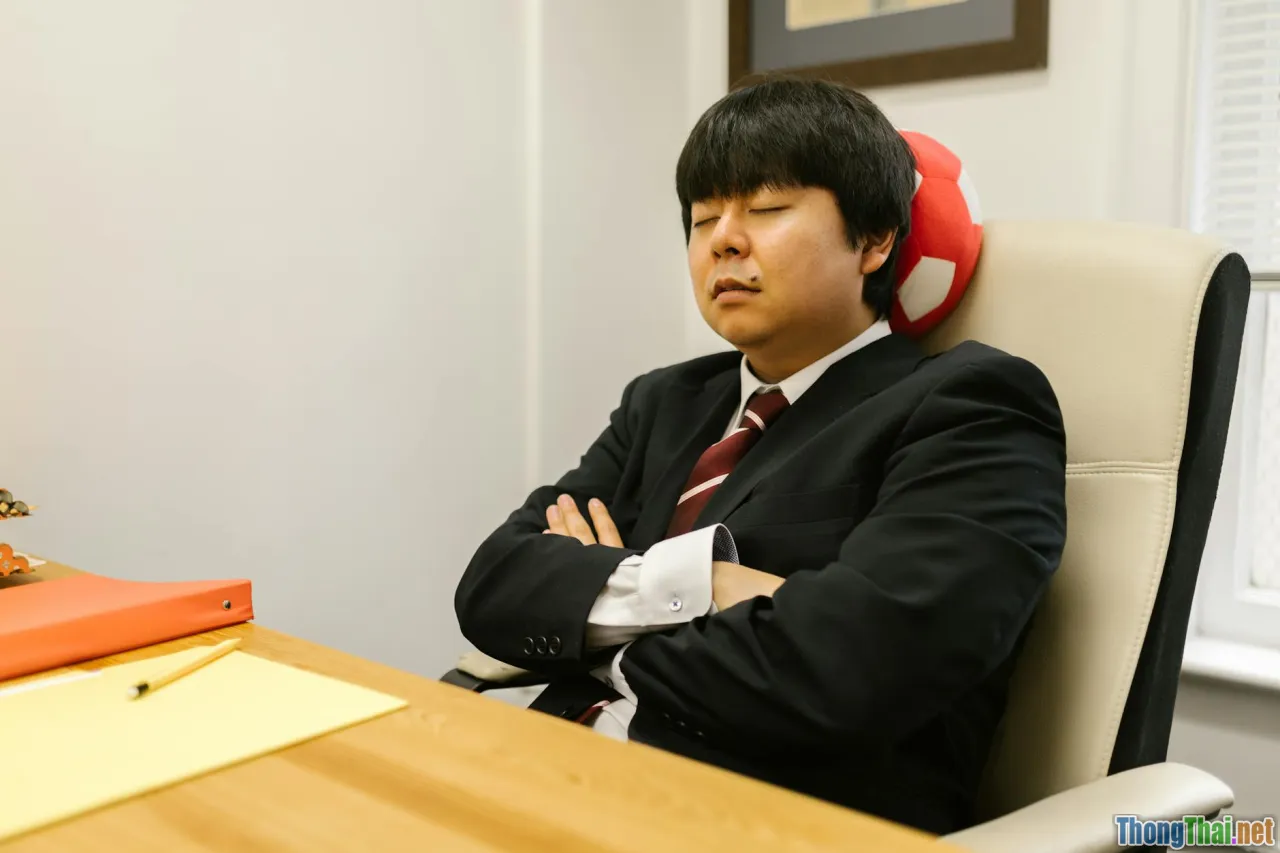 Ngủ trưa trên bàn làm việc: Tác hại tiềm ẩn và giải pháp thay thế an toàn