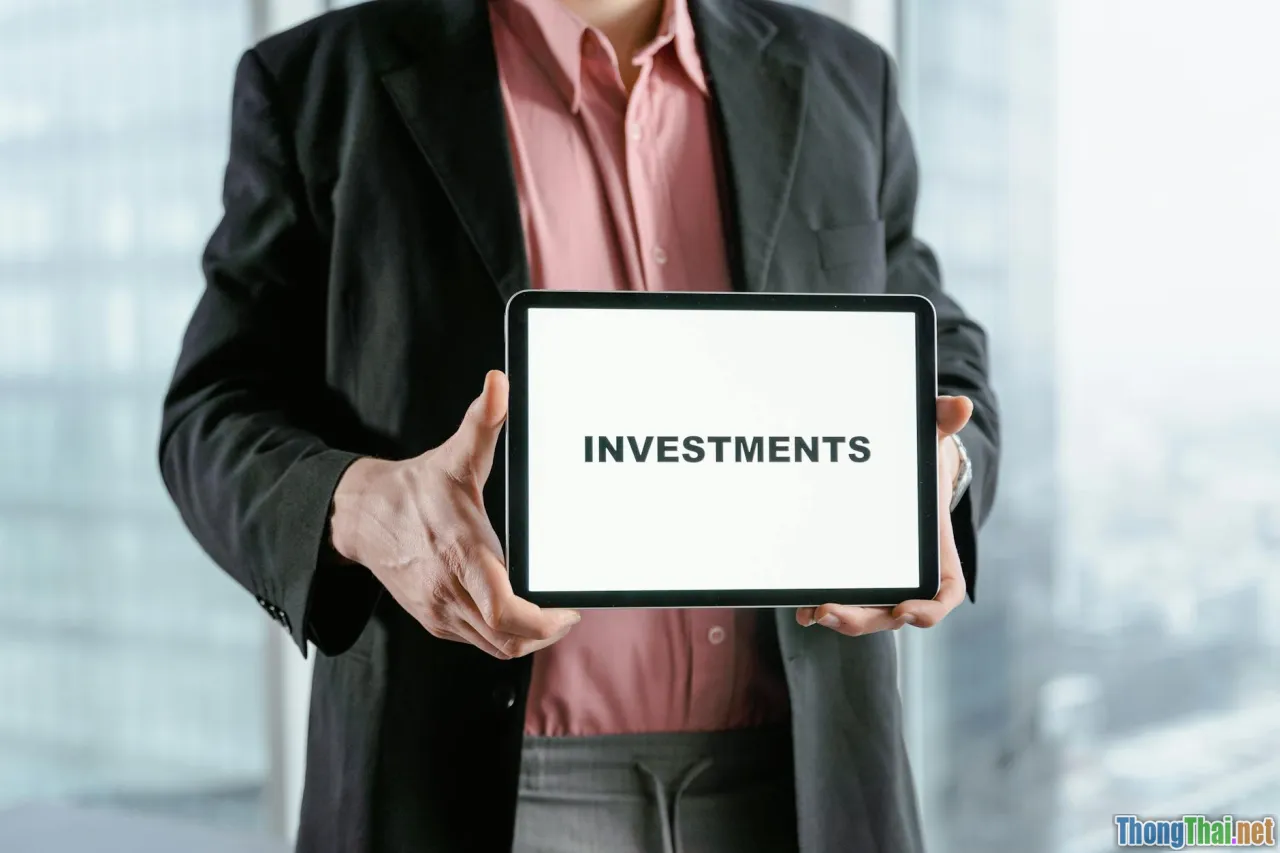 So sánh đầu tư cổ phiếu công nghệ và coin AI: Cái nào tiềm năng hơn 2024