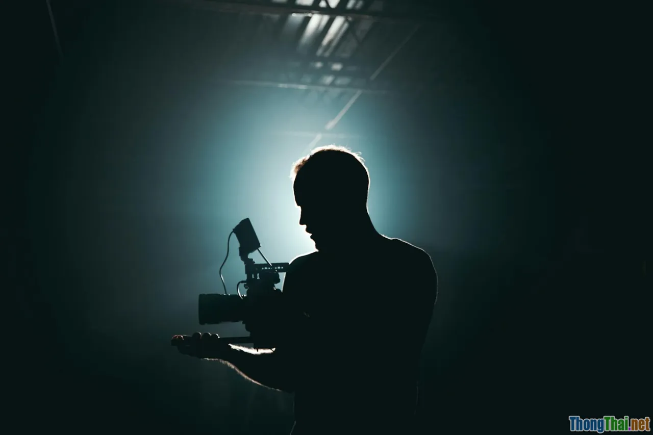 So sánh phim tài liệu và phim hư cấu