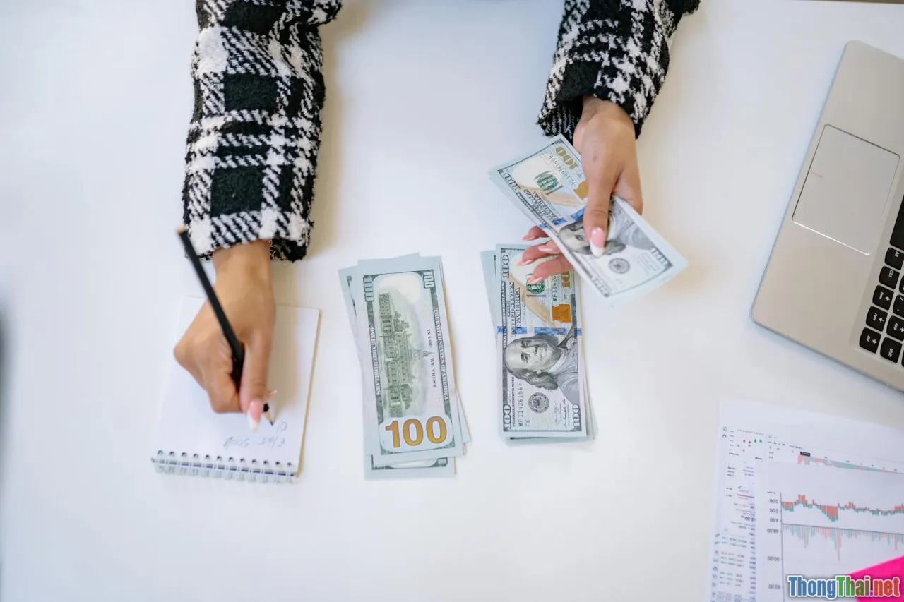 Tiết kiệm 2 triệu mỗi tháng nhờ chia nhóm chi tiêu kiểu 50 30 20