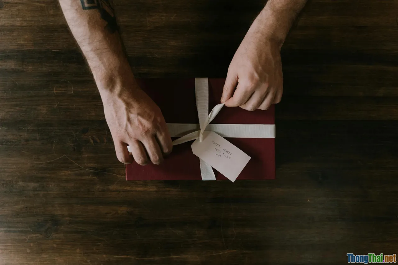 Tự chế hộp quà sinh nhật cá tính từ giấy carton chỉ trong 20 phút