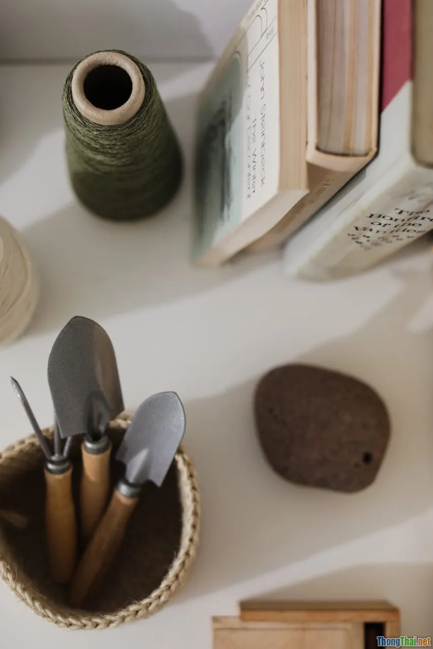 Tự chế kệ sách mini cực xinh từ gỗ tái sử dụng chỉ với 3 dụng cụ