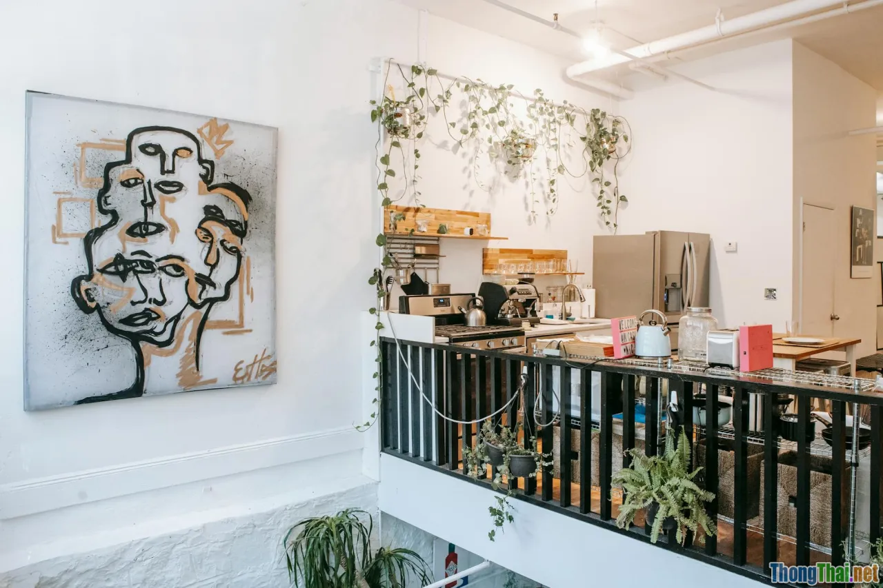 Vì sao không nên dùng tranh khổ lớn ở bếp