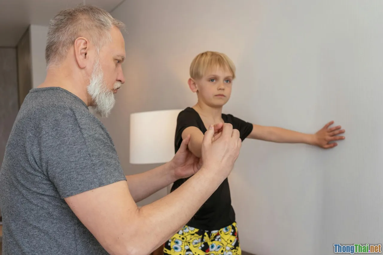 Xây dựng lịch trình vận động gia đình phù hợp từng độ tuổi tại nhà