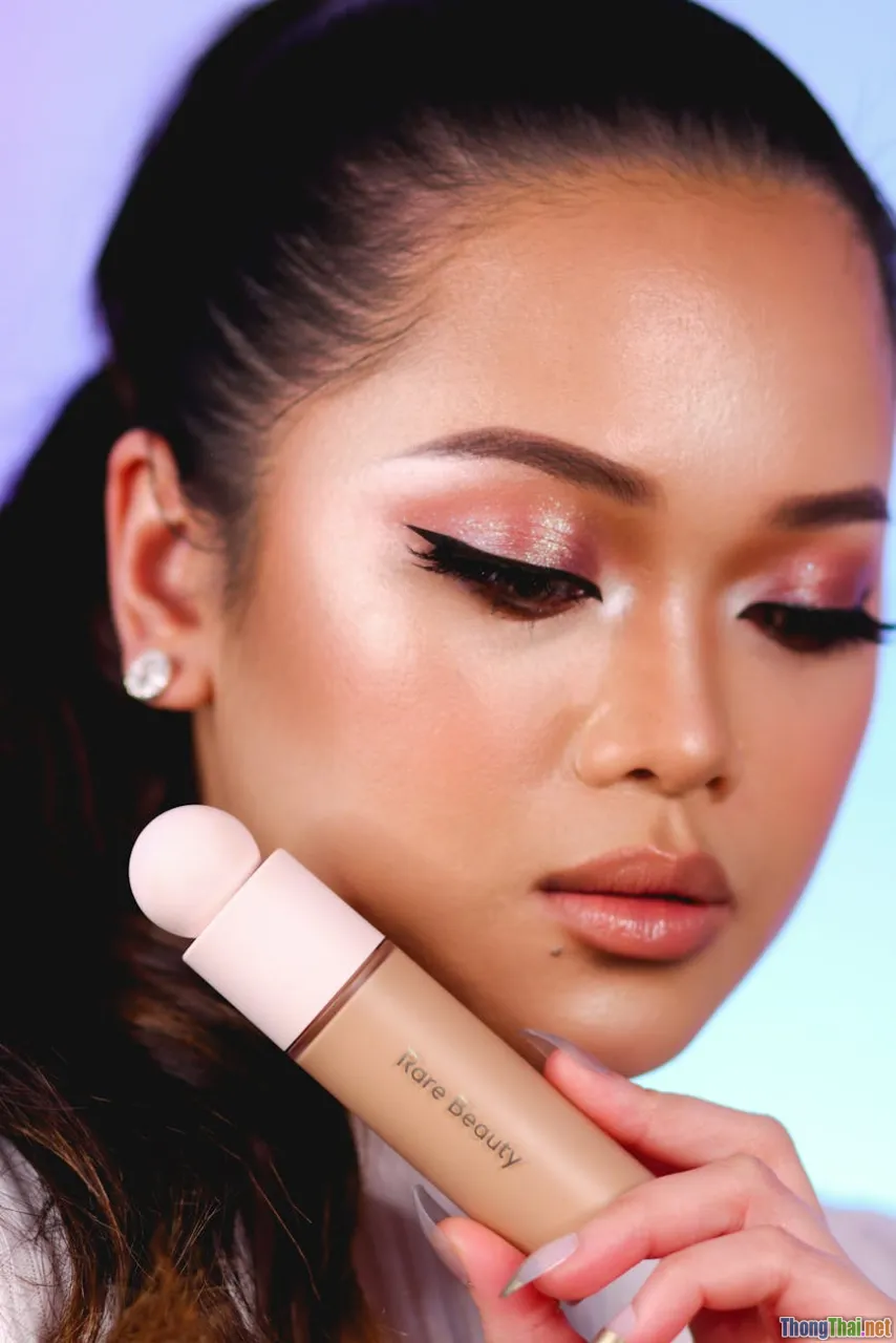 Xu hướng trang điểm nền glowy skin ẩm mướt gây sốt châu Á