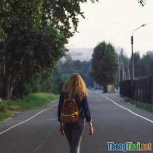 So sánh du lịch bụi và tour truyền thống cho giới trẻ