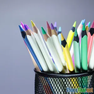 Bất ngờ với giá đỡ bút từ cốc giấy bỏ đi