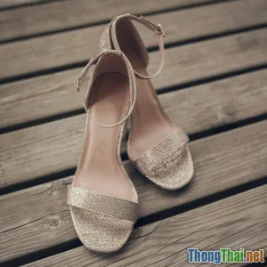 Chiêu nhận diện giày dép thật và hàng fake