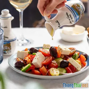 Nên chọn salad rau củ hay salad trái cây cho mùa hè