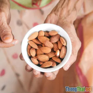 Người già nên ăn gì để phòng loãng xương