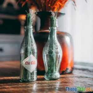 Bình hoa từ chai thủy tinh cũ đẹp mê hoặc làm ai cũng trầm trồ