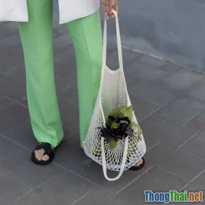 Bóc tách bí mật đằng sau cơn sốt túi xách mini năm 2024