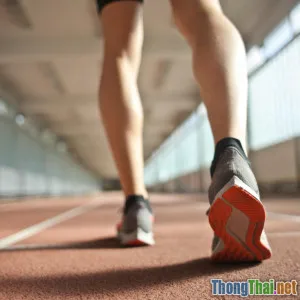 6 cách phân biệt và chọn đúng giày thể thao nữ cho từng dáng chân