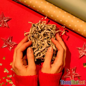 Cách làm đồ trang trí Giáng sinh từ ly nhựa cũ