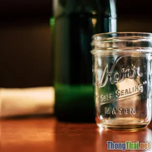 Đừng vội vứt chai lọ thủy tinh Học ngay 7 ý tưởng tái chế đèn trang trí phòng bếp