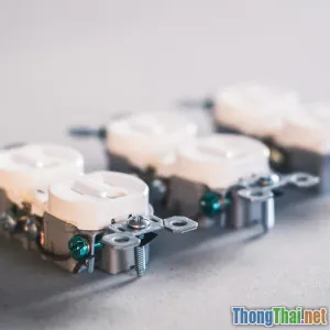 Học mẹo thay ổ điện an toàn cho người mới