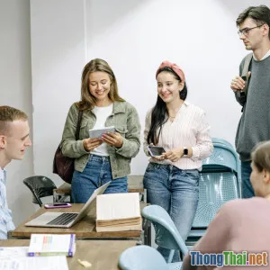 Làm sao để nắm vững hội thoại tiếng Anh nhóm khi học đại học quốc tế