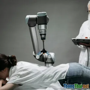 Review top 5 robot chăm sóc sức khỏe sử dụng AI tốt nhất năm 2024