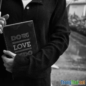 So sánh áo khoác bomber và cardigan mùa thu nàng nên chọn loại nào