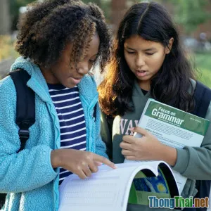 So sánh hội thoại giao tiếp tiếng Anh giữa trường học và ngoài đời thực