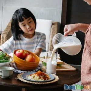 Tìm hiểu sự thật về dinh dưỡng trong sữa bột và sữa tươi cho trẻ em