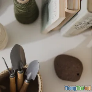 Tự chế kệ sách mini cực xinh từ gỗ tái sử dụng chỉ với 3 dụng cụ