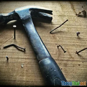 Từ gỗ thừa thành giá sách độc lạ chỉ với búa và đinh